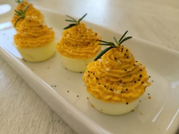 baked deviled eggs topped with everything bagel spice
