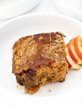 Baked apple oatmeal bar with apple slices
